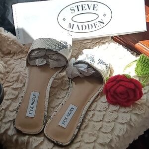 NWT Steve Madden Slide